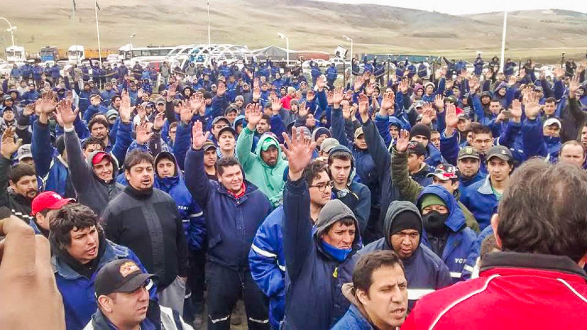 Crisis del carbón en Rio Turbio: disminuyen los sueldos de ejecutivos, aumentan los de trabajadores y continúan los despidos