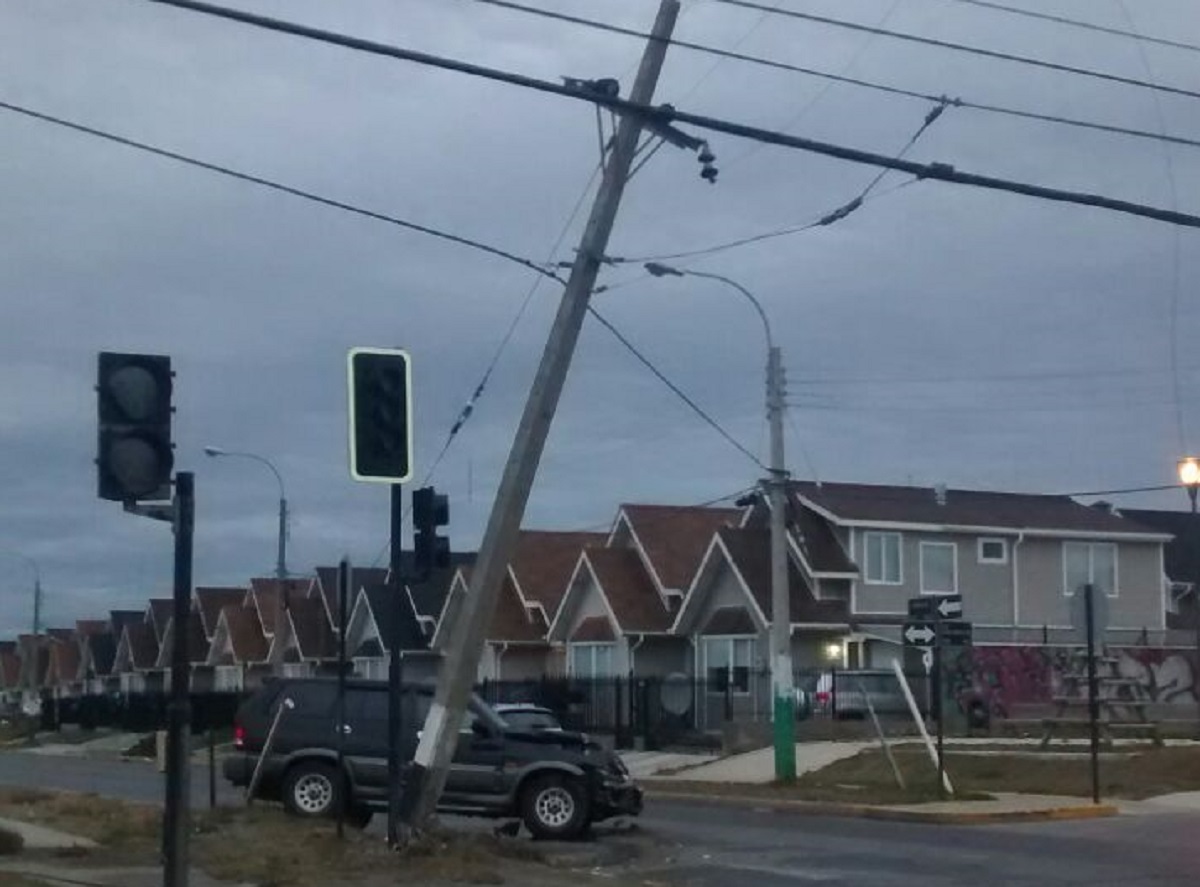 Choque provocó corte del suministro eléctrico en el sector norte de Punta Arenas, Empresa Edelmag trabaja para restablecer el servicio