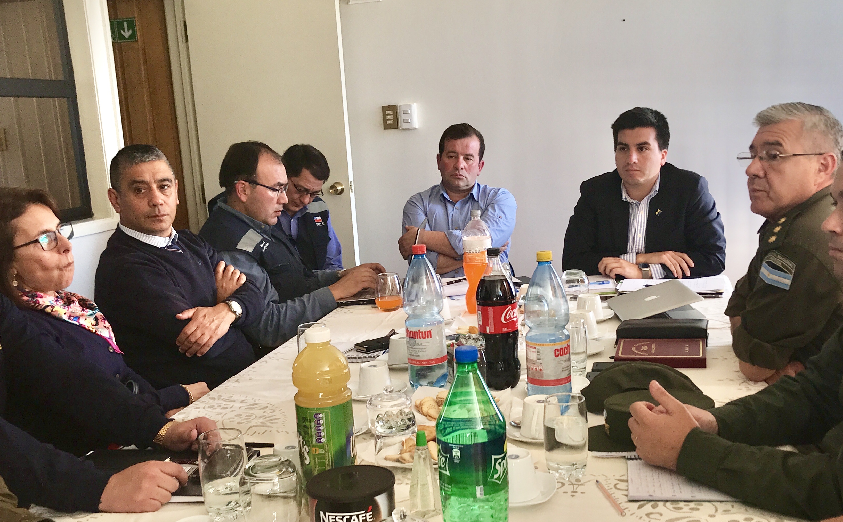 Reunión de trabajo del Gobernador Cogler con unidades fronterizas de Magallanes y Santa Cruz en Monte Aymond