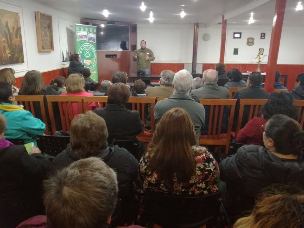 Amplia reunión de trabajo de Carabineros con dirigentes de Juntas de Vecinos de Punta Arenas