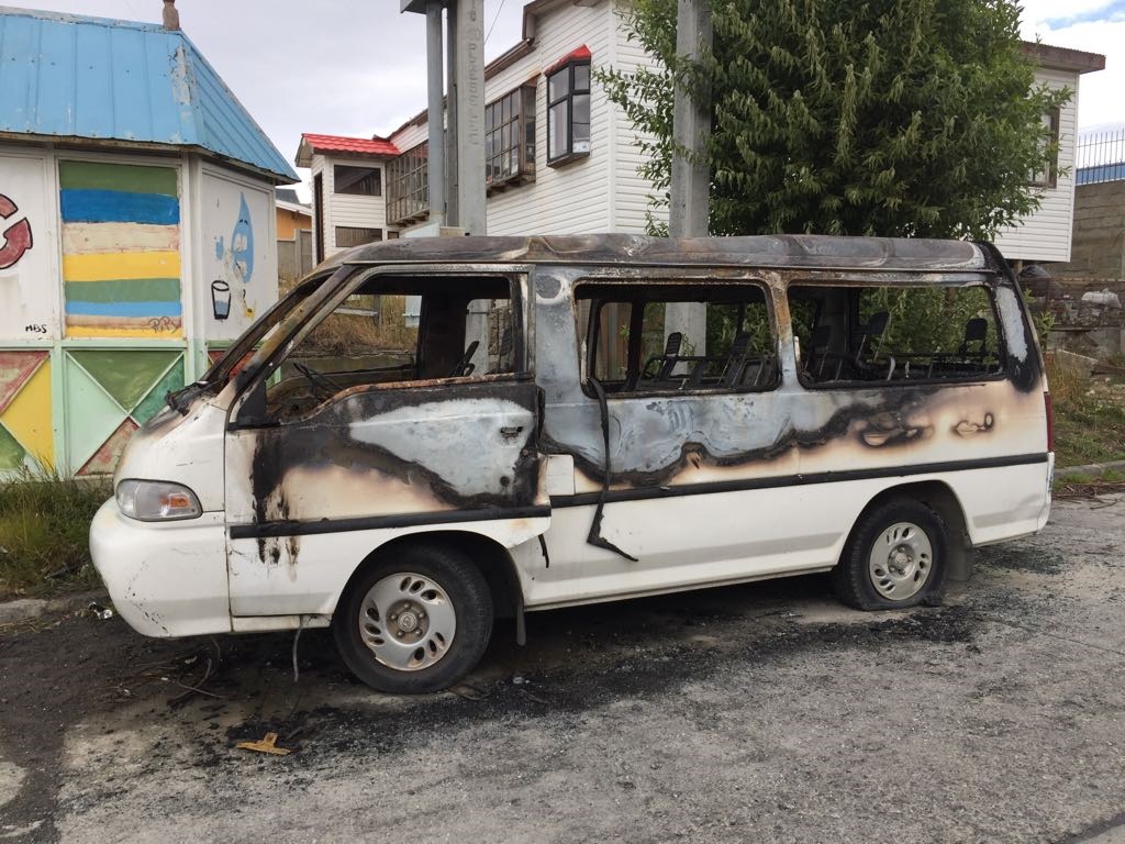 Carabineros detiene a una persona que robó especies desde un minibús y luego le prendió fuego en Punta Arenas