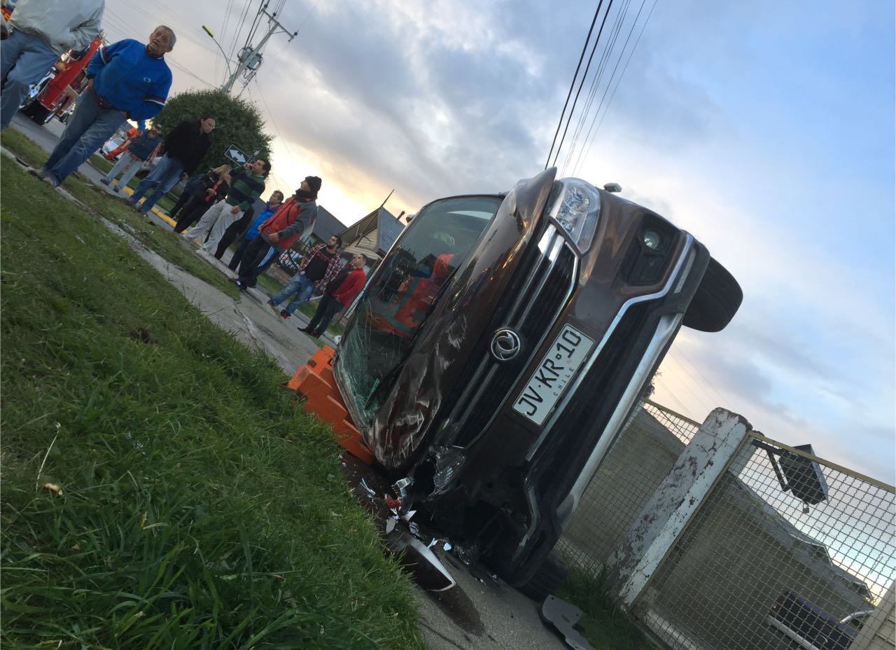 3 niños y un adulto lesionados en choque y posterior volcamiento en Punta Arenas