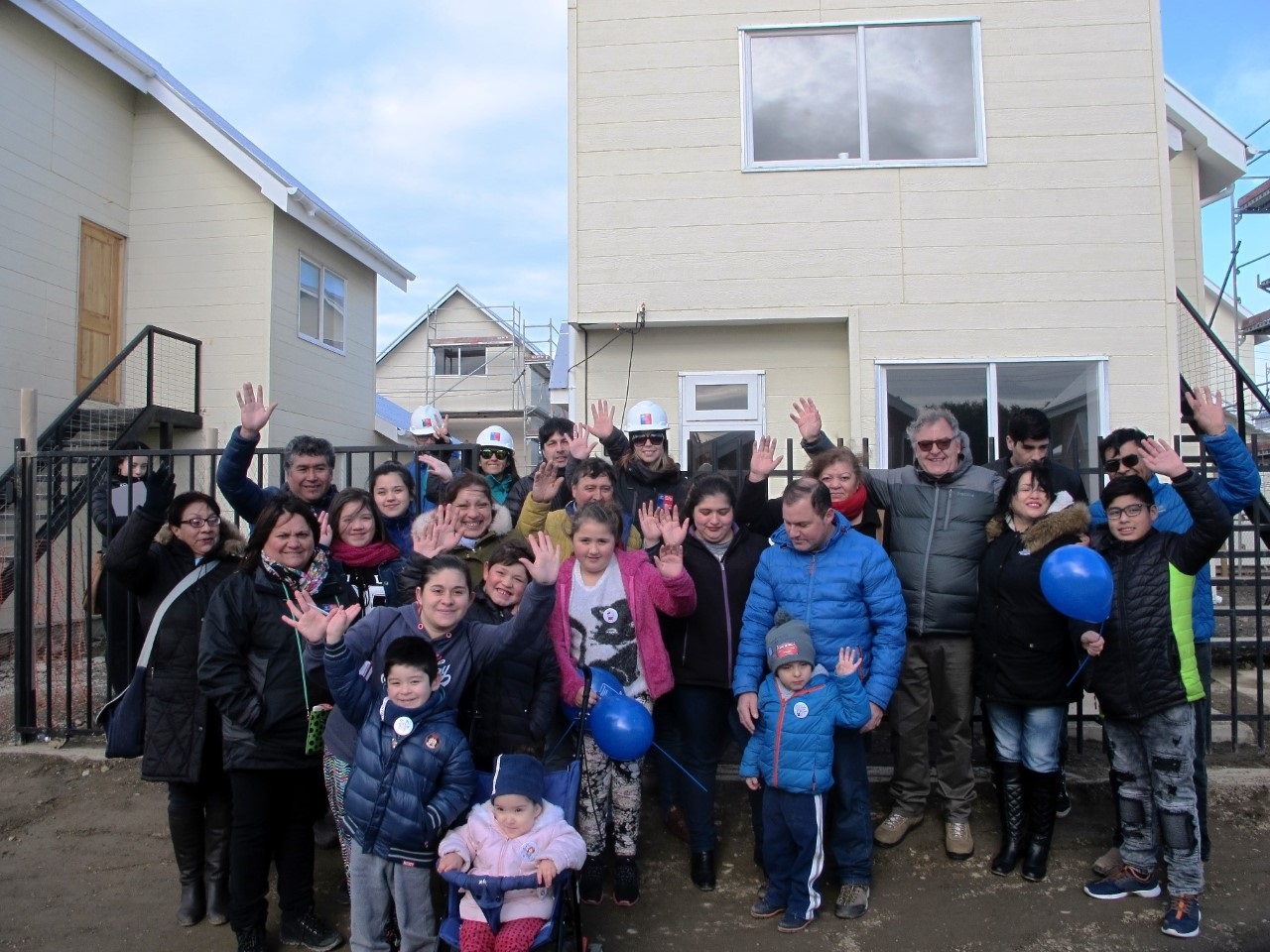 Familias de Agrupación «Barranco Amarillo» visitaron viviendas piloto en Punta Arenas