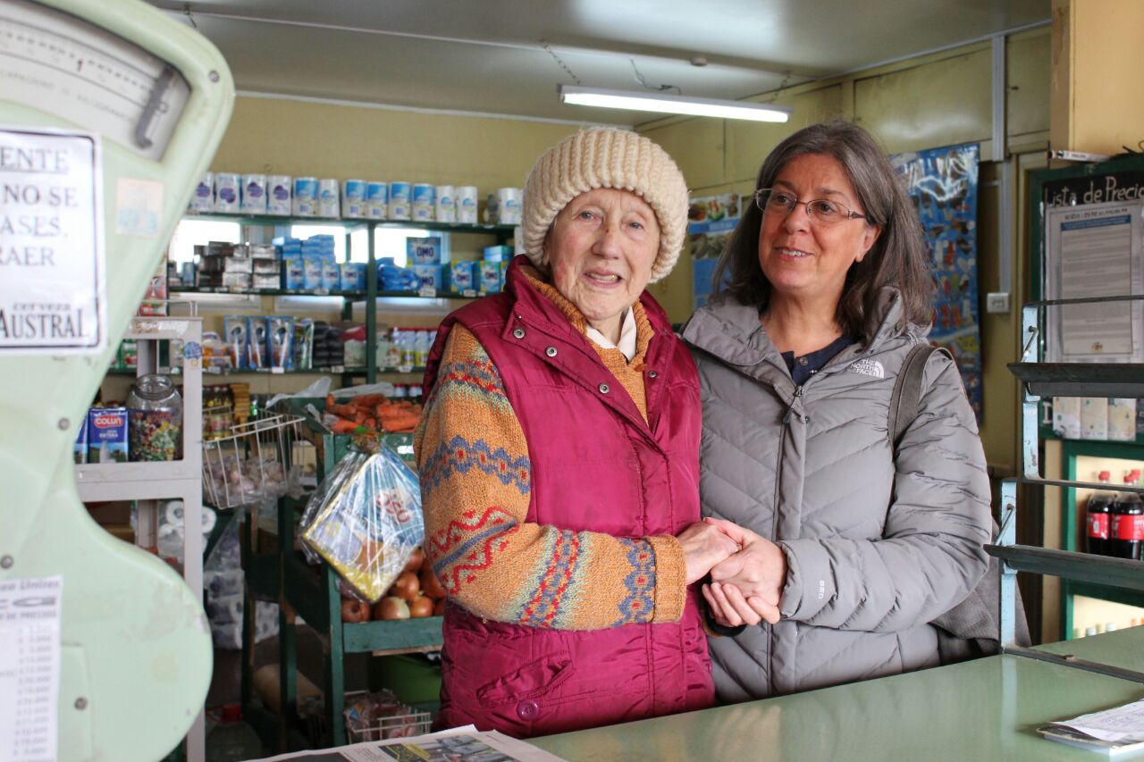Alcaldesa (S) de Punta Arenas Elena Blackwood visitó a mujer afectada por violento asalto
