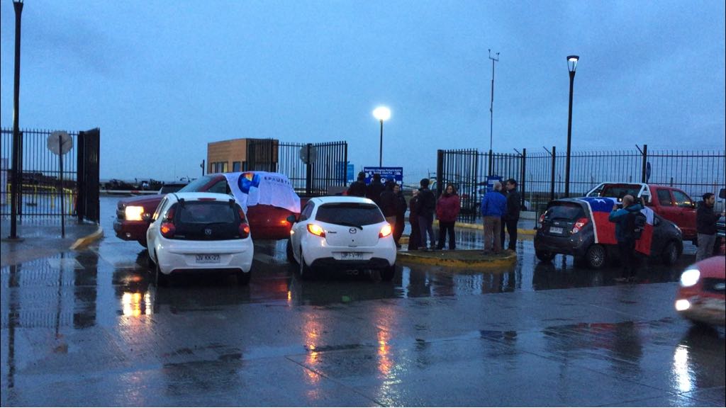 Funcionarios de EPA paralizan y bloquean acceso al Puerto Arturo Prat de Punta Arenas