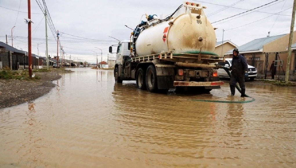 En Río Gallegos (Argentina) continúan trabajos de limpieza de calles tras intensas lluvias