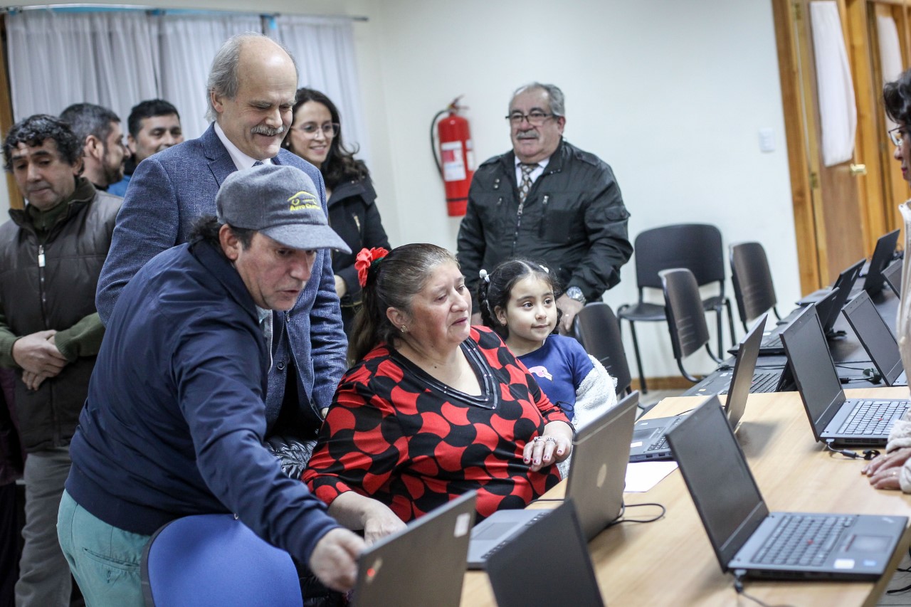 Vecinos de la población Santos Mardones de Punta Arenas se acercaron al mundo digital
