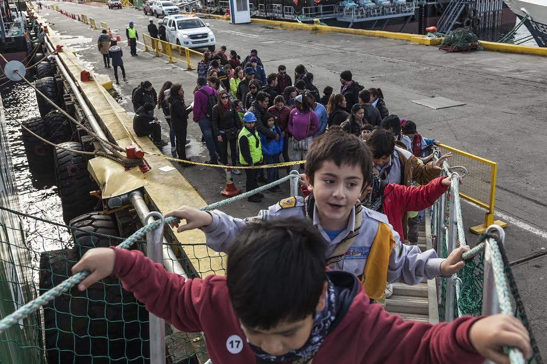 1.000 personas se embarcaron en Greenpeace en Punta Arenas