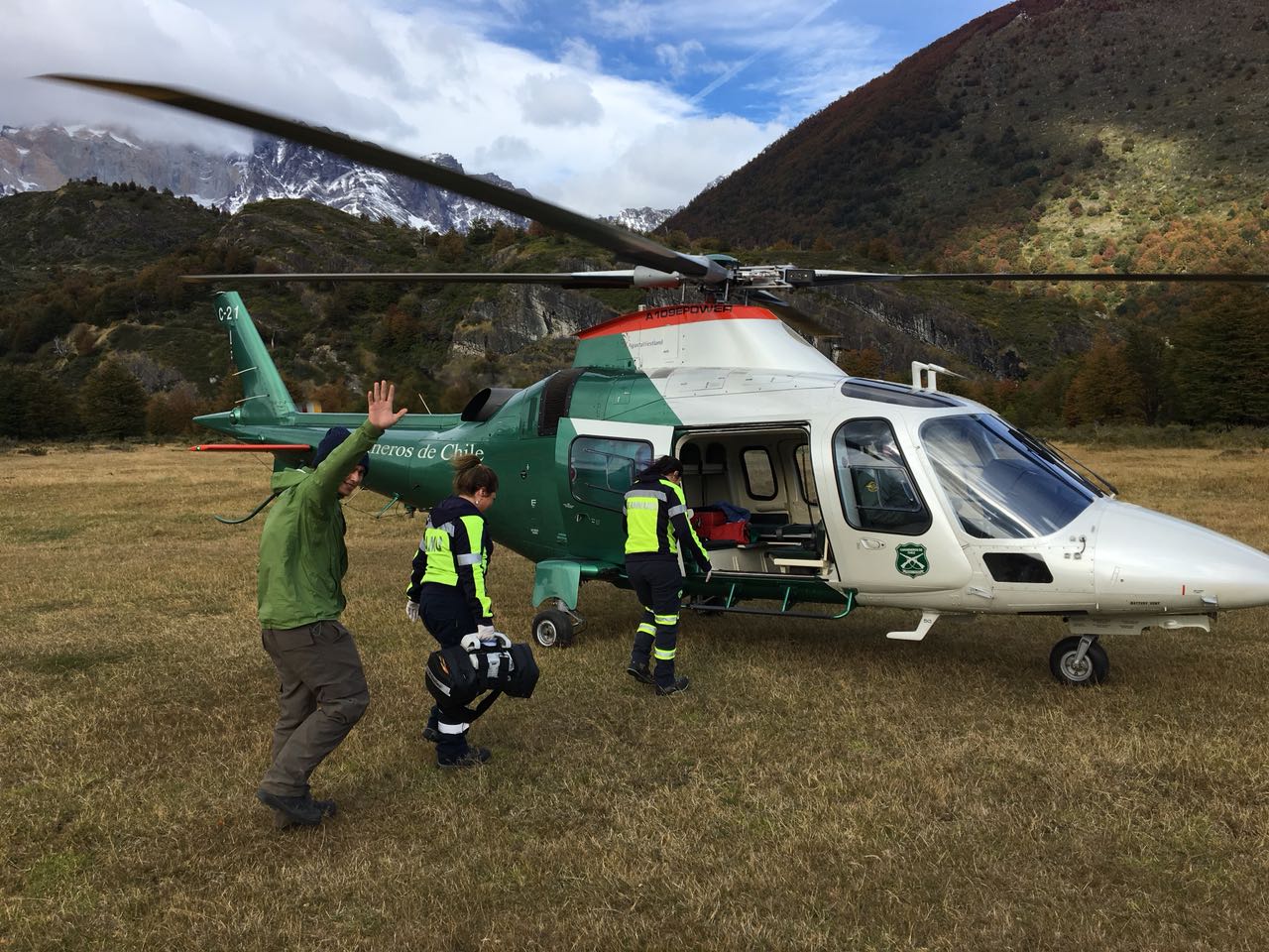 Helicóptero de Carabineros efectuó aero-rescate de un guardaparque desde el Parque Nacional Torres del Paine