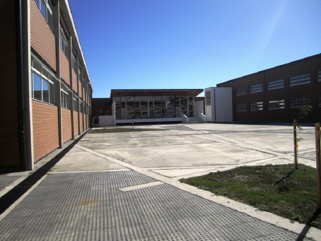 Fuga de gas en el liceo Hernando de Magallanes de Porvenir obliga a evacuación total del edificio y suspensión de clases durante toda la jornada