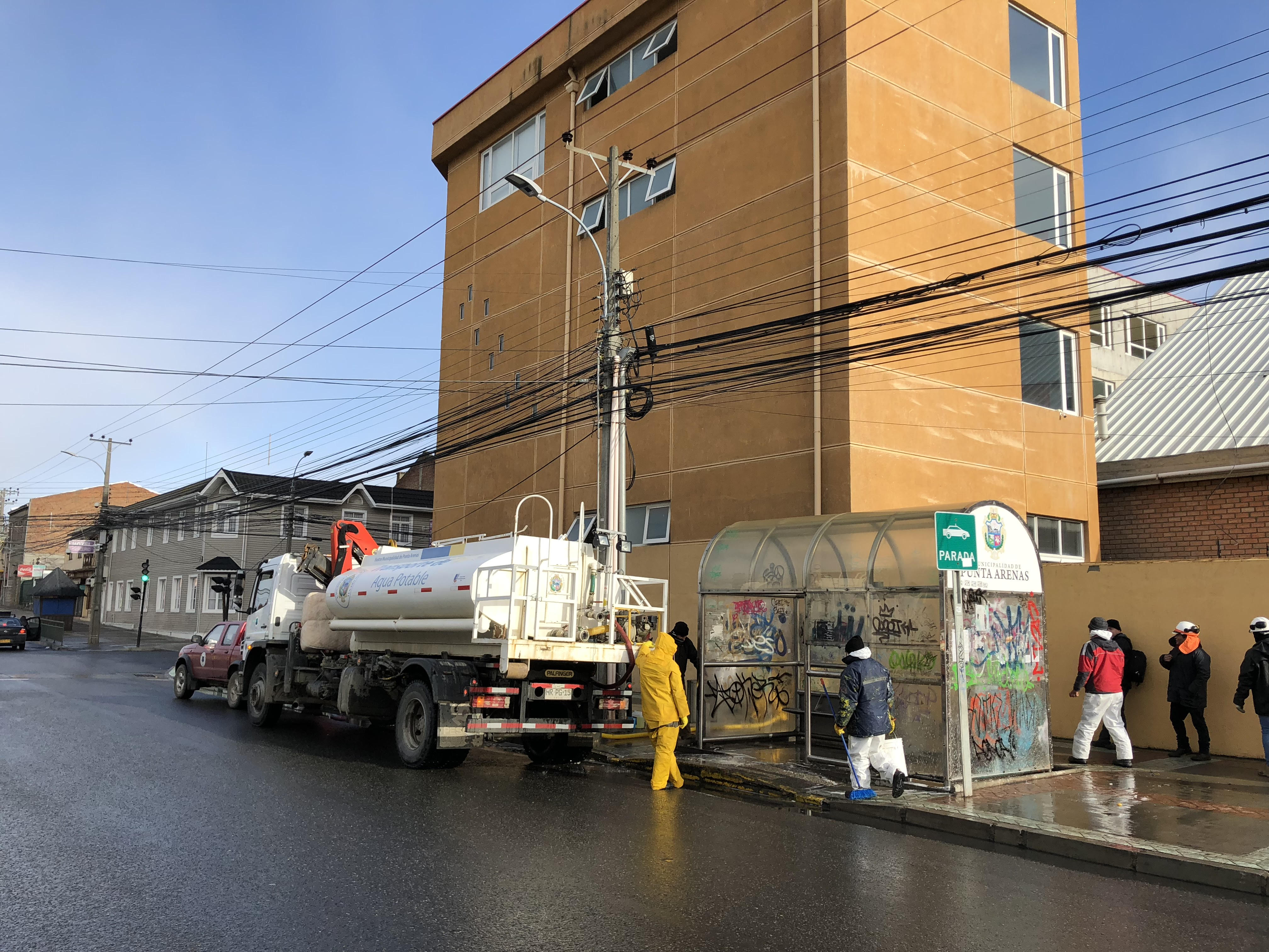 Municipio concluyó limpieza de los paraderos de locomoción colectiva en el centro de Punta Arenas