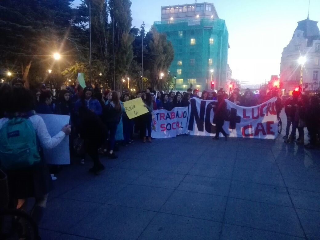 Alrededor de 200 personas, en su mayoría jóvenes estudiantes, en la marcha contra el Lucro en la Educación