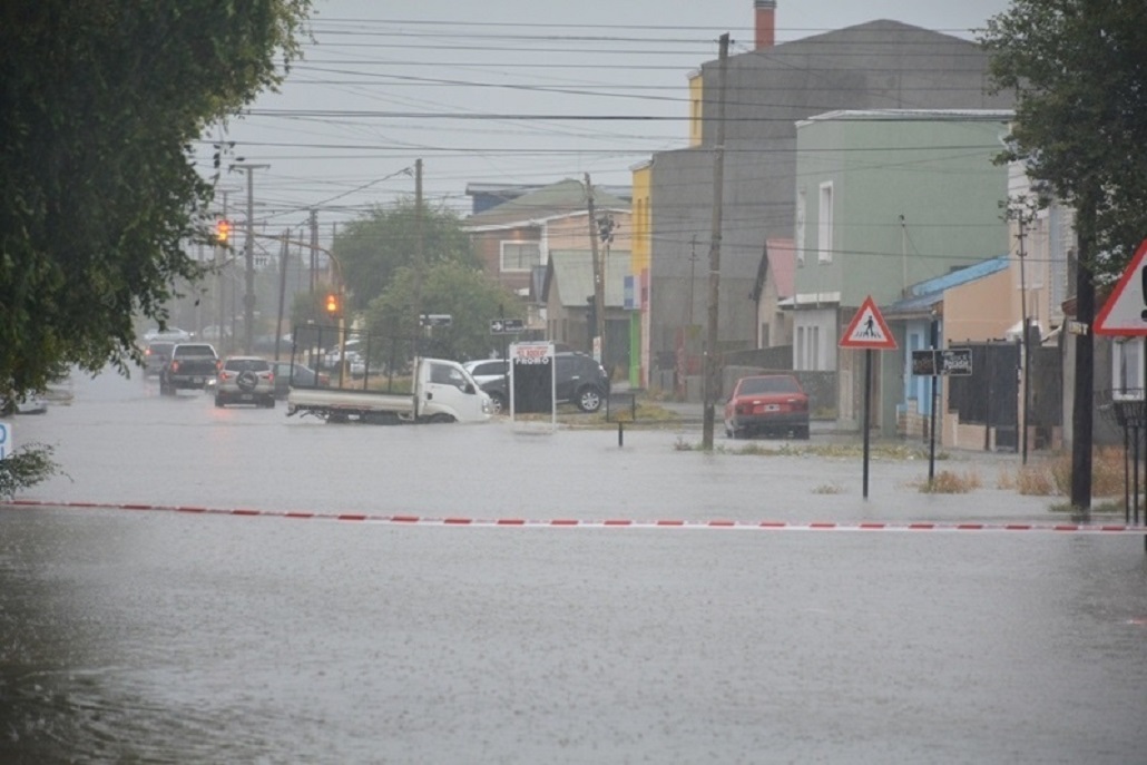 Numerosas calles cortadas por anegamiento y lluvias en Río Gallegos