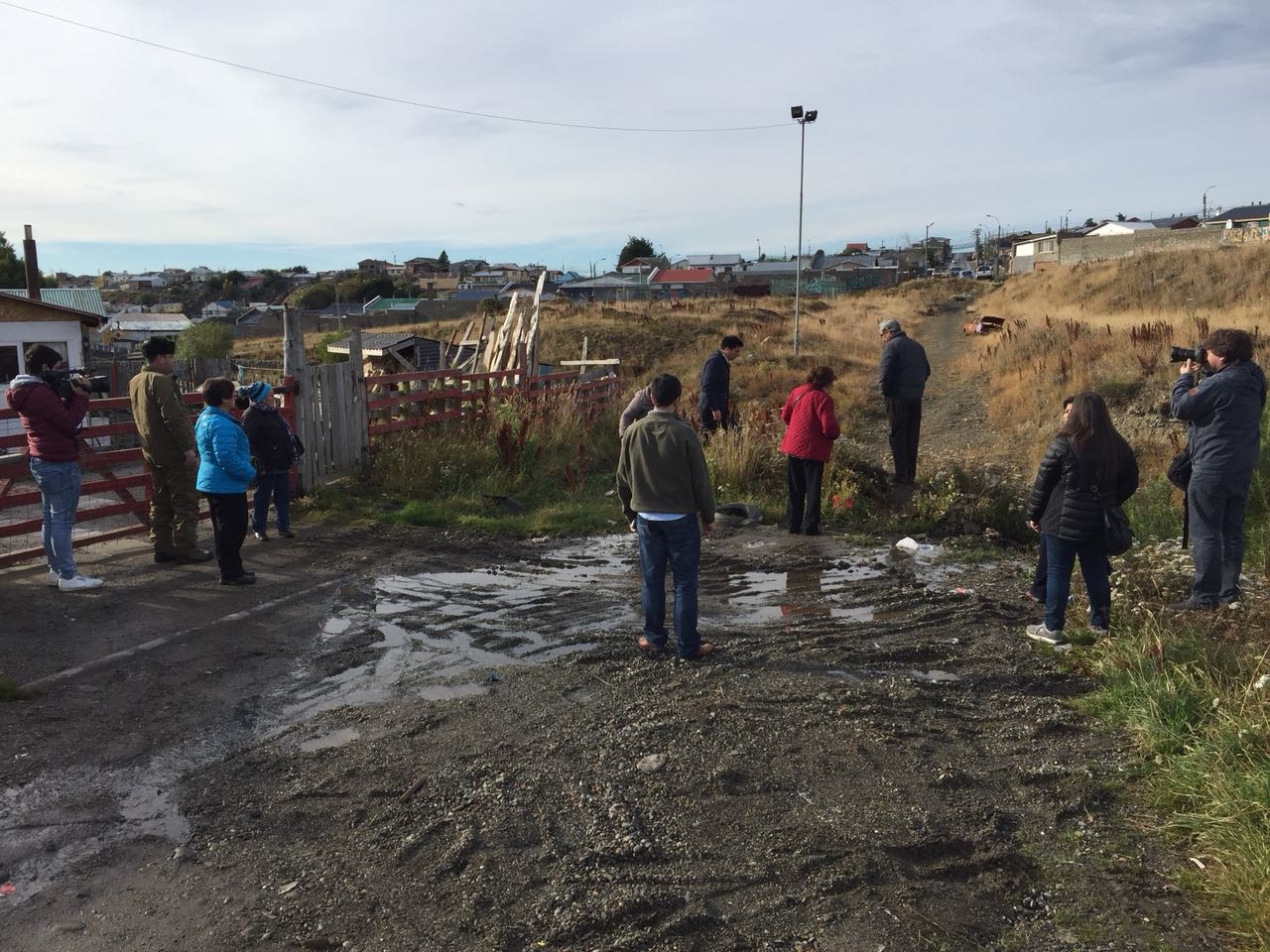 Gobernador Nicolás Cogler visita toma de terrenos en Punta Arenas
