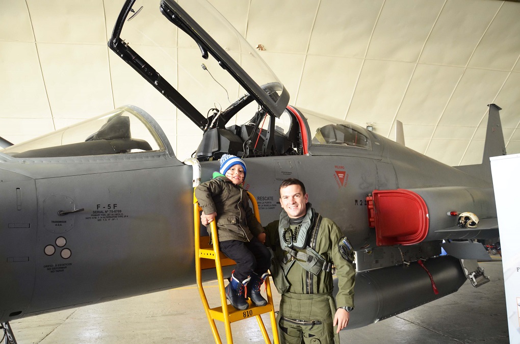 Niños de la escuela ELTC Santa Clara de Punta Arenas visitaron la IV Brigada Aérea