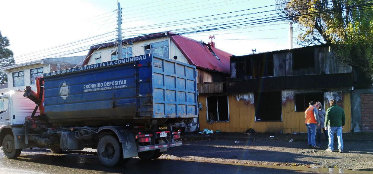 Municipio de Punta Arenas colabora con damnificados de incendio en calle Zenteno