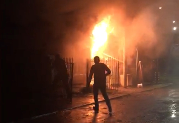 Incendio destruyó vivienda de población Eusebio Lillo. Diez personas damnificadas