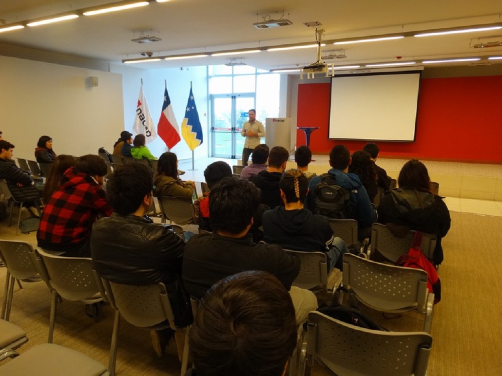 Director Ejecutivo de Desafío Levantemos Chile conversa con estudiantes en INACAP Punta Arenas