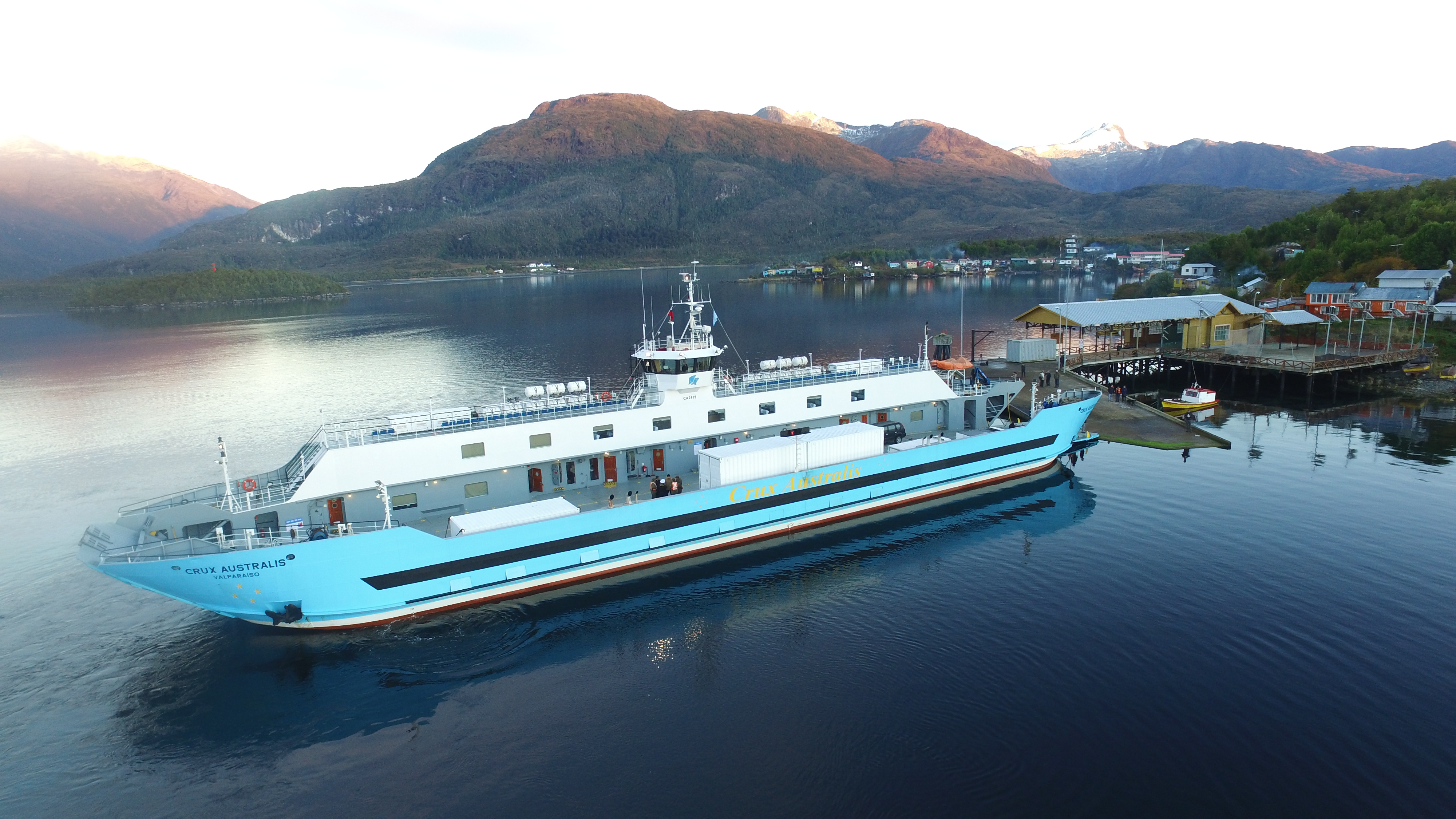 Ferry Crux Australis de Tabsa evacuó a trabajador hacia Puerto Natales