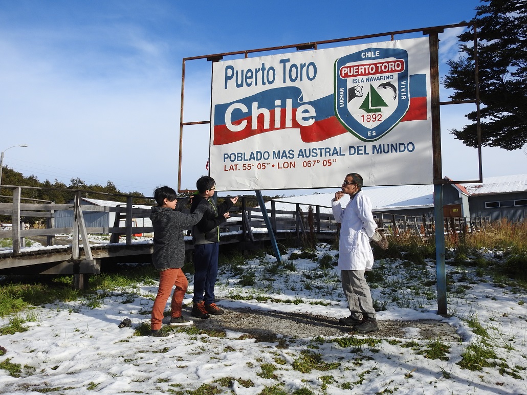 En Puerto Toro, la localidad más austral del mundo, realizan intervención cultural y artística