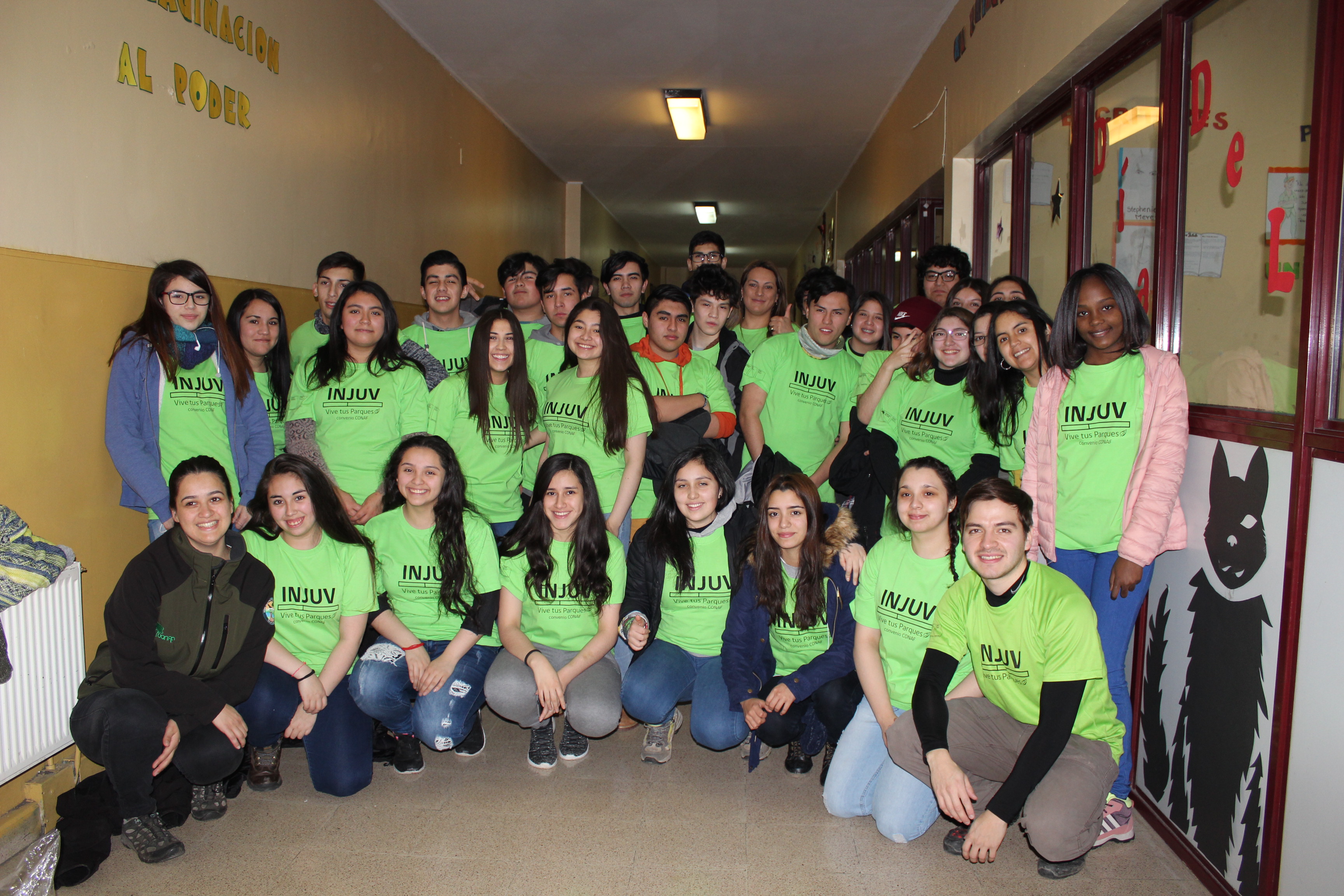 Jóvenes de tercero medio del Instituto Superior de Comercio visitaron la Reserva Nacional Magallanes