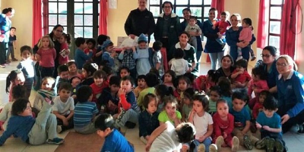 Salmonicultora Nova Austral dona iPads a jardín infantil de Porvenir, Tierra del Fuego