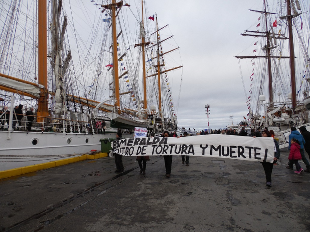 Protesta ante el buque escuela Esmeralda en el muelle Prat de Punta Arenas