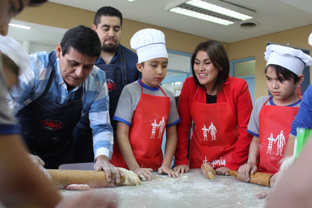 Estudiantes de Punta Arenas interactúan en torno  a la literatura y el arte culinario