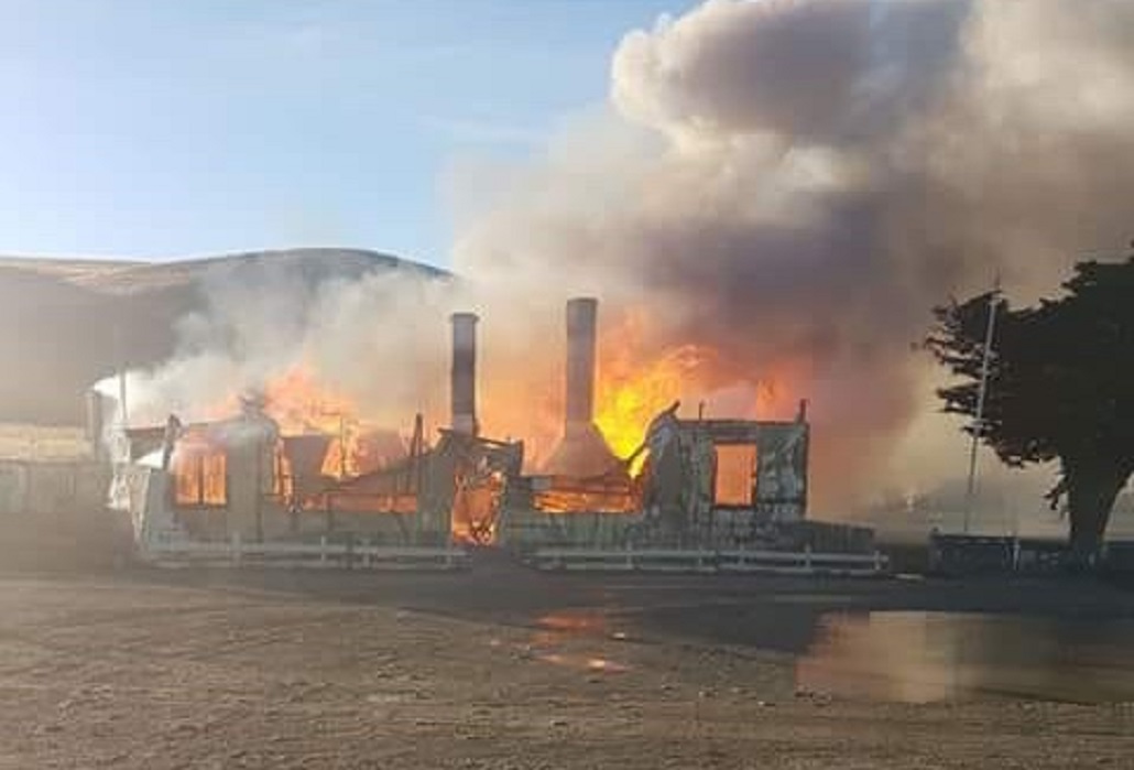 Incendio de proporciones destruyó restaurant en Punta Delgada