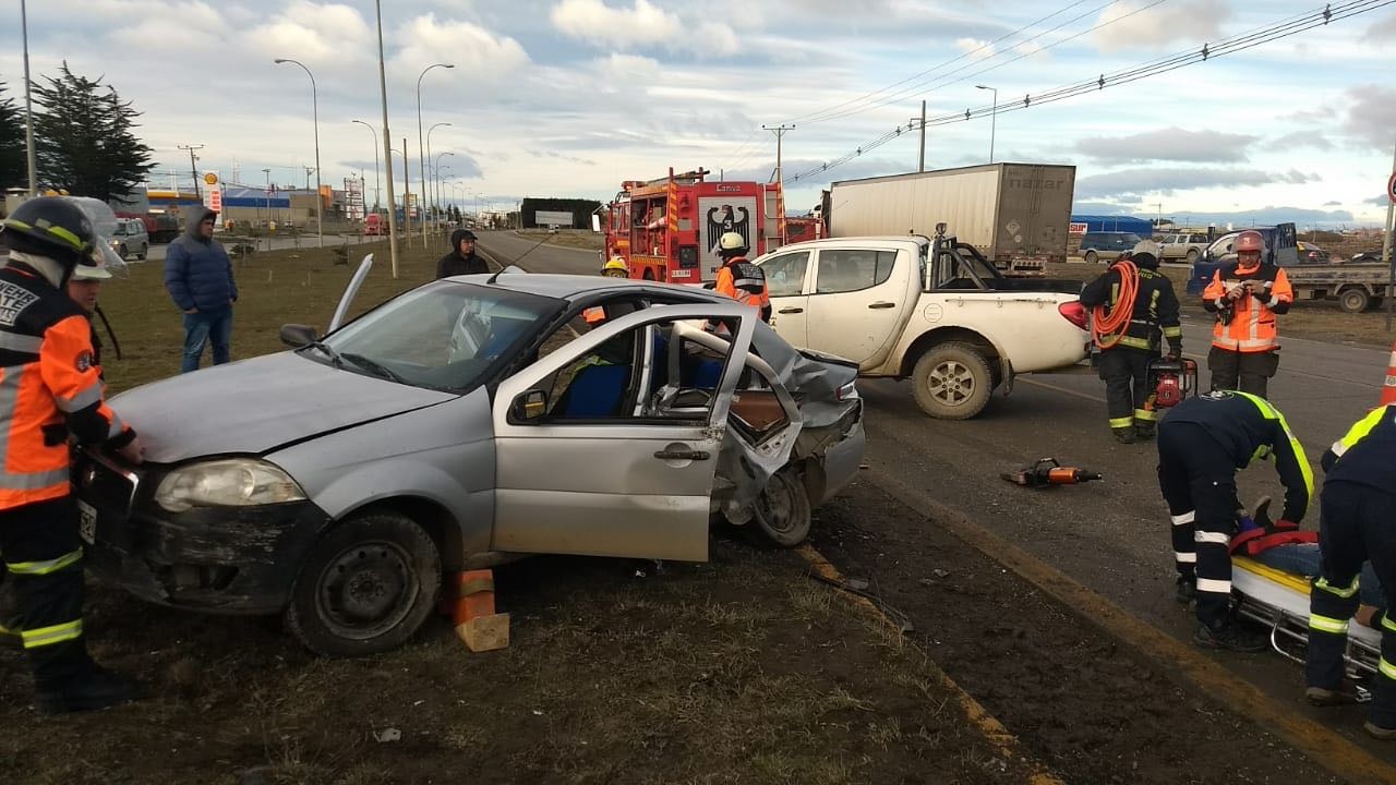 Dos personas con lesiones múltiples por choque en Rotonda de Ruta 9 al norte de Punta Arenas