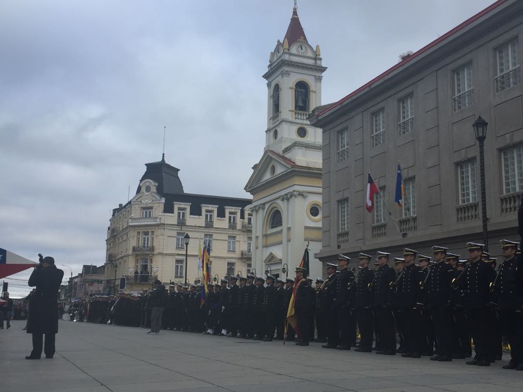 Tripulaciones de buques de la Regata Latinoamérica 2018 desfilaron en la Plaza Muñoz Gamero de Punta Arenas