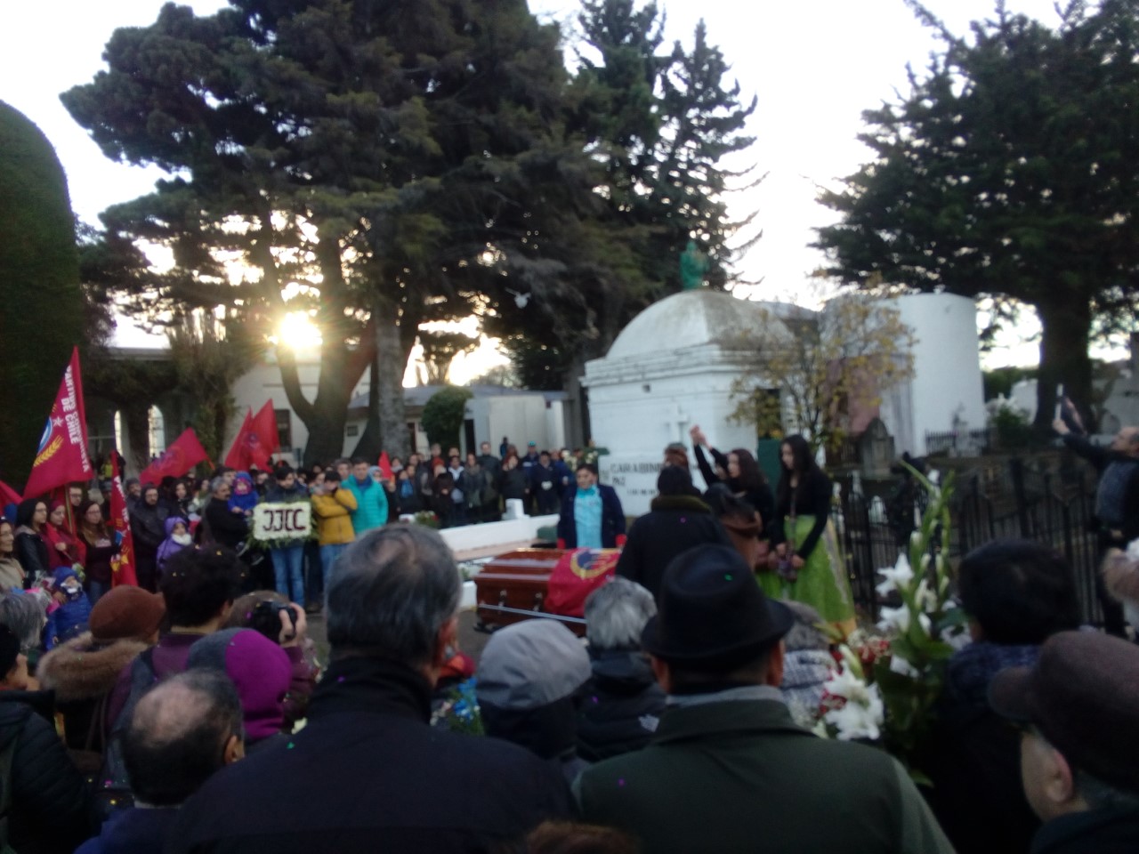 Muestras de dolor en funeral de Tita Luna en el cementerio municipal de Punta Arenas