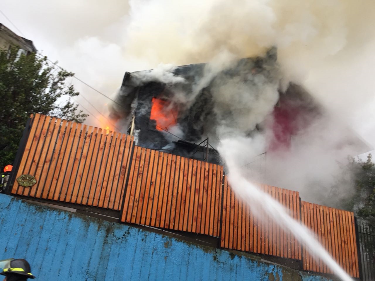 Tres viviendas afectadas por incendio declarado en sector Fitz Roy de Punta Arenas