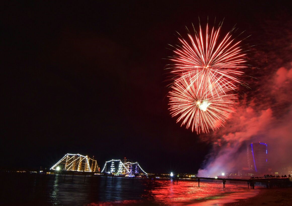 Fuegos artificiales anoche para saludar presencia de veleros de Regata Latinoamérica 2018 en Punta Arenas