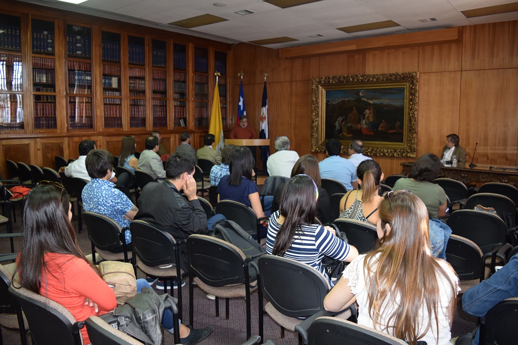 IFOP y PUCV firman convenio de capacitación