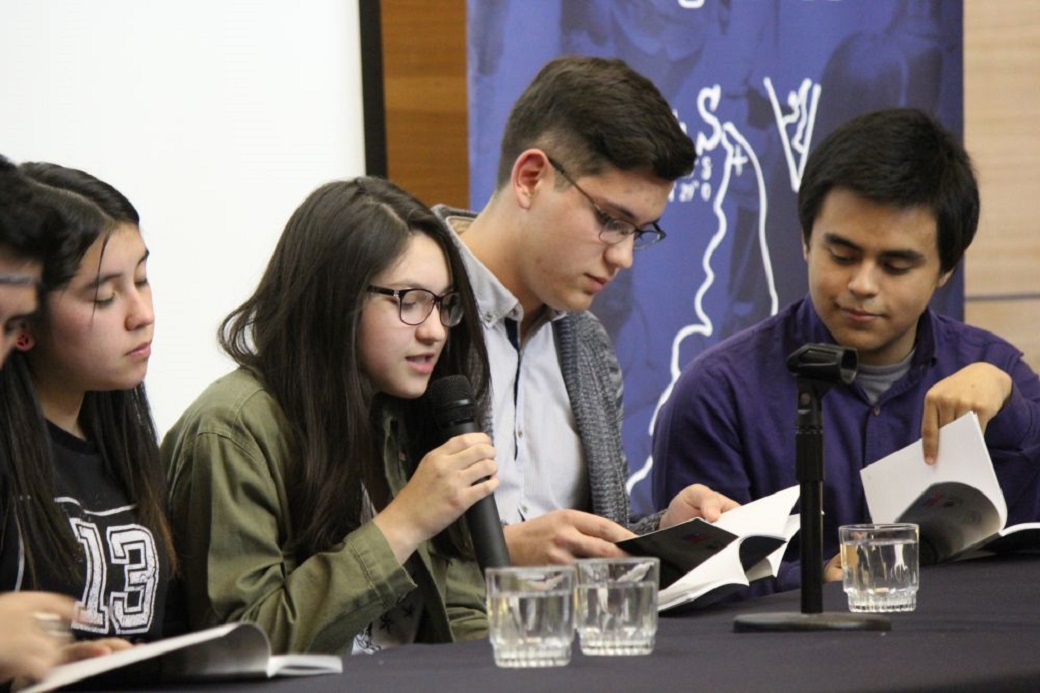Presentan libro con trabajos de  jóvenes escritores de Punta Arenas