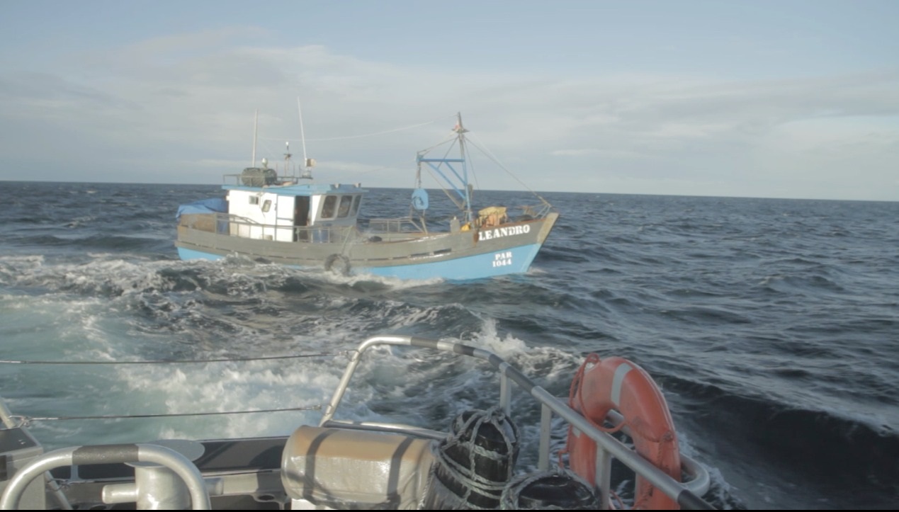 Emergencia de embarcación pesquera fue atendida en bahía Inútil en el estrecho de Magallanes