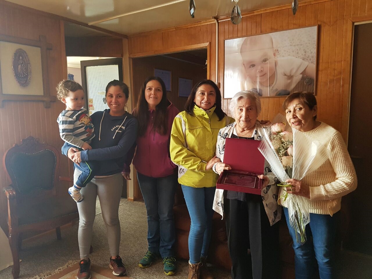 Alcaldesa y Municipalidad de Porvenir reconocieron a mamás longevas en el Día de la Madre