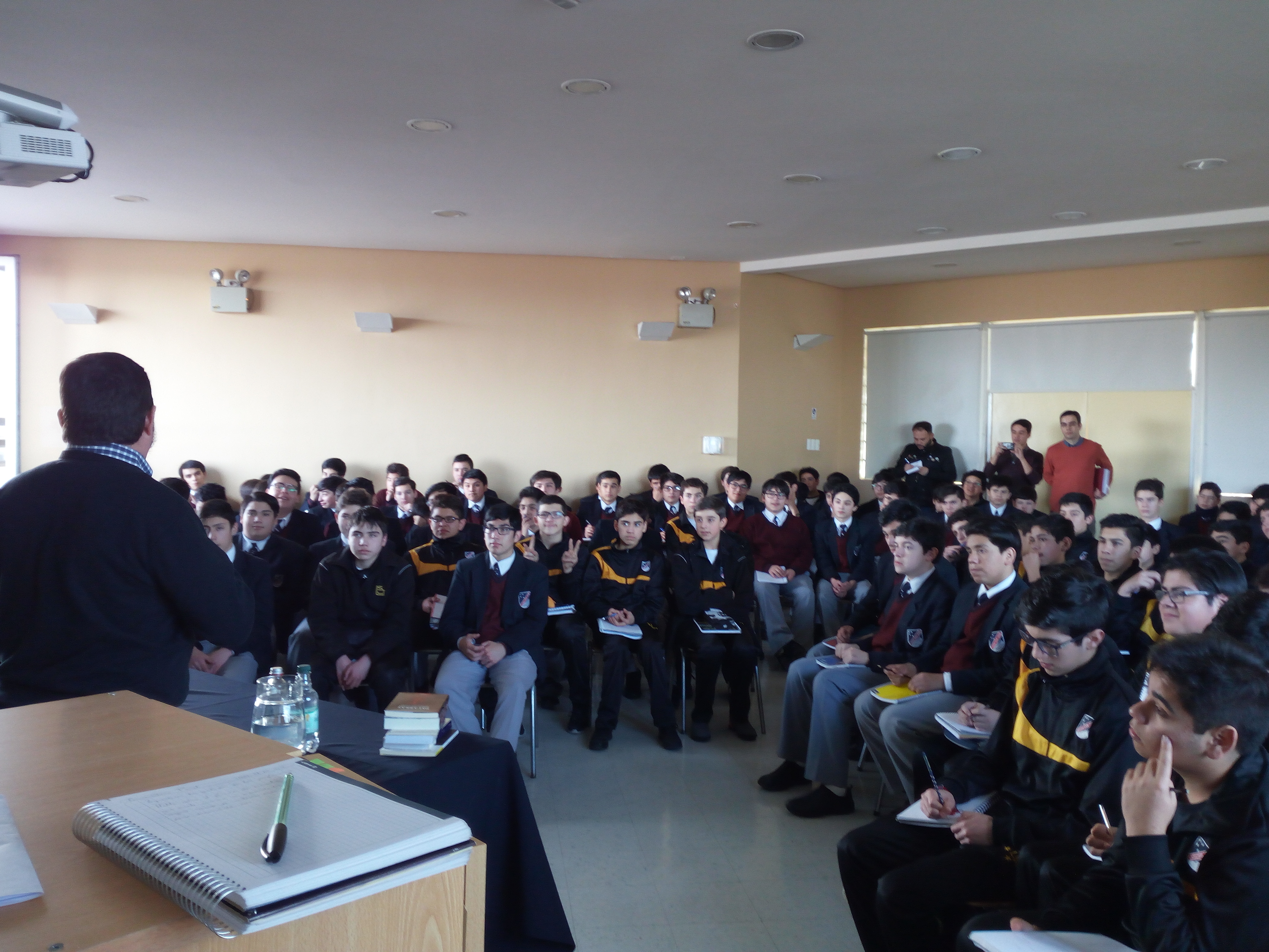 Conversatorio en liceos de Punta Arenas con el escritor magallánico Pavel Oyarzún