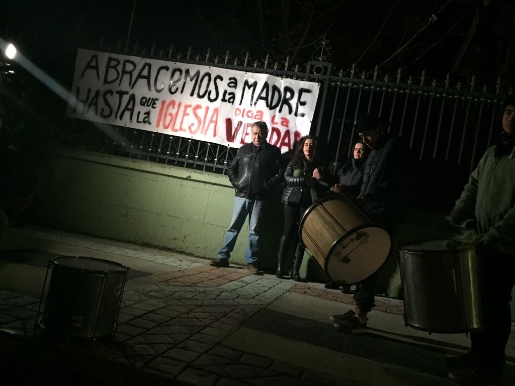 Una veintena de manifestantes frente a residencia del Obispo Bastres piden su renuncia