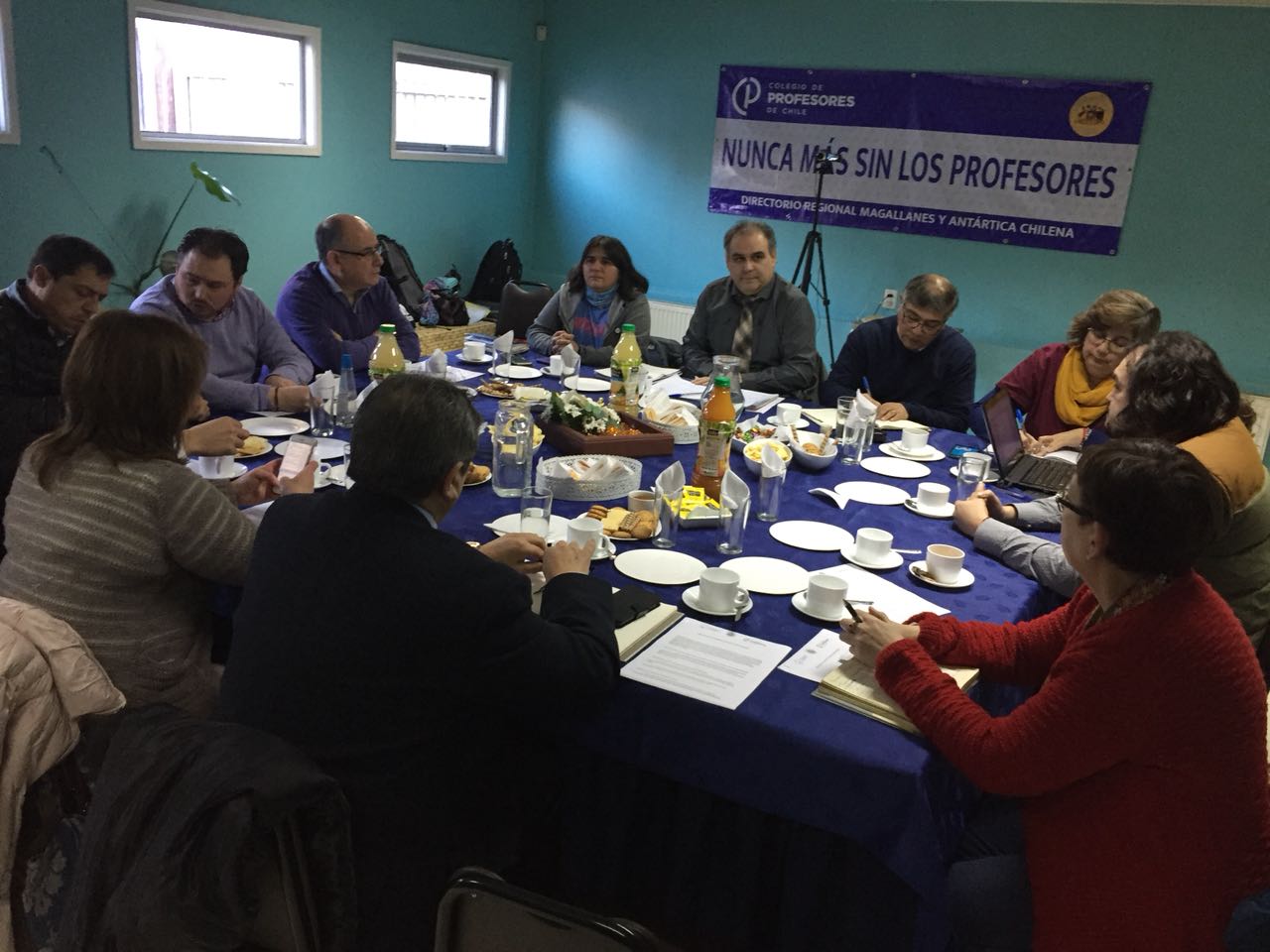 Reunión entre el Colegio de Profesores y autoridades terminó con propuestas, pero sin soluciones: paro de brazos caídos se mantiene en Punta Arenas