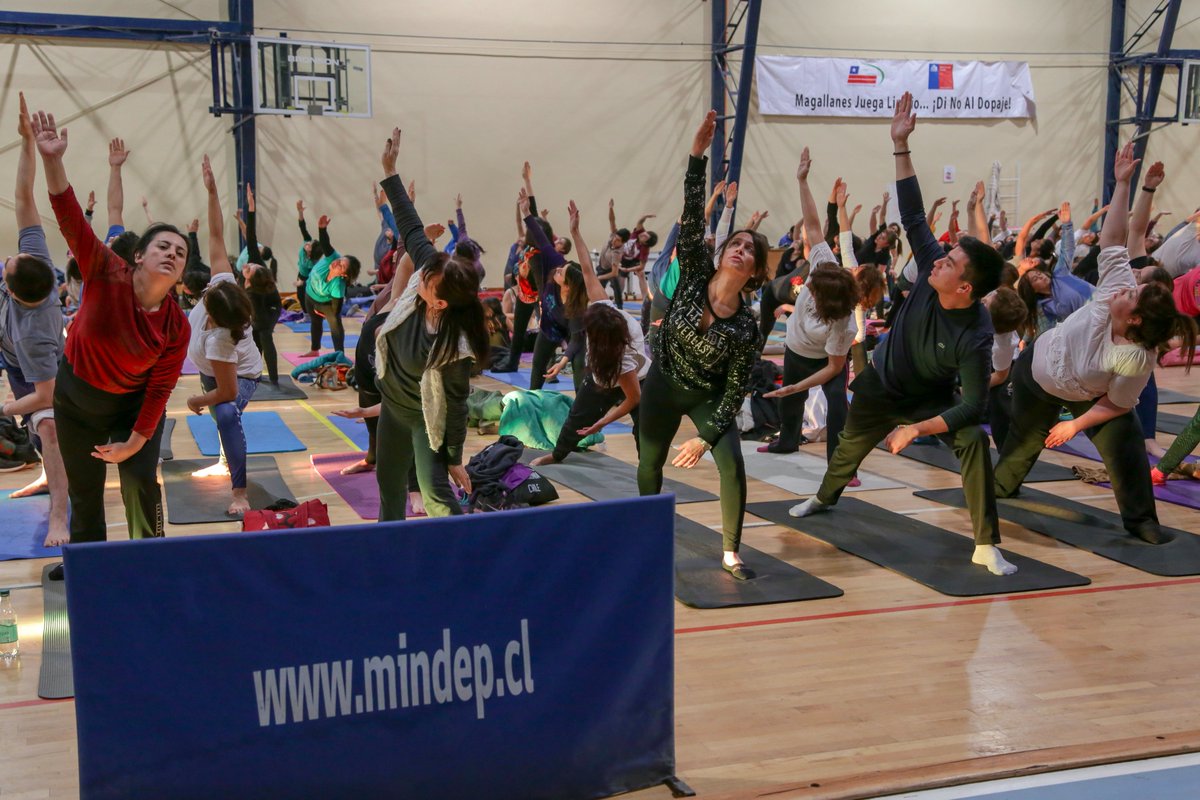 Cientos de personas participaron en masivo encuentro de yoga realizado en Punta Arenas