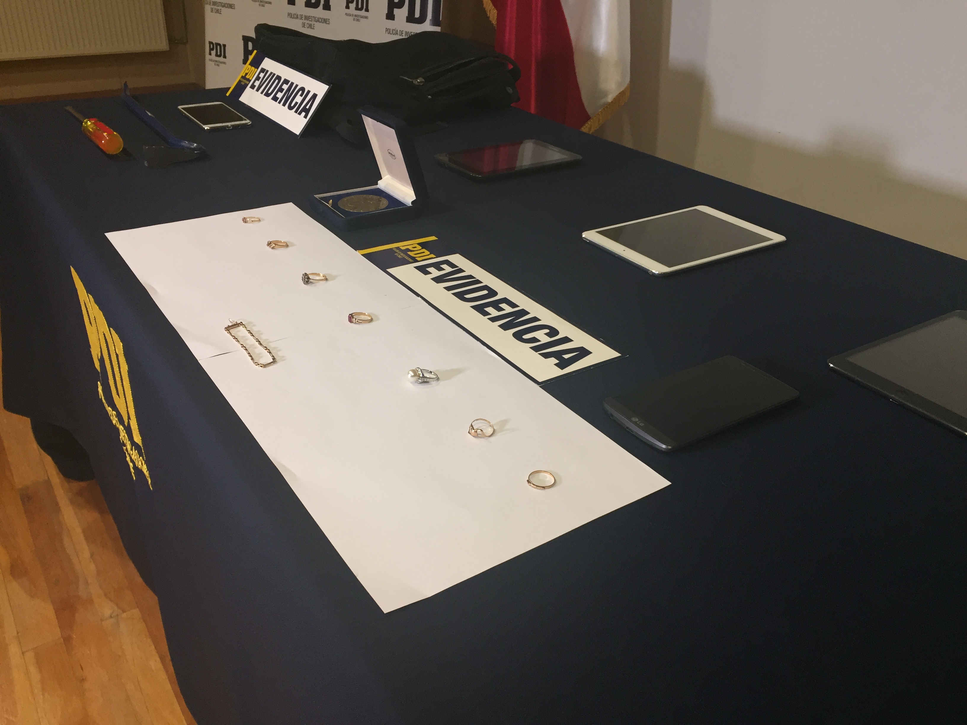 Policía de Investigaciones detiene a dos personas por su presunta responsabilidad en el robo de joyas en diferentes casas de Punta Arenas