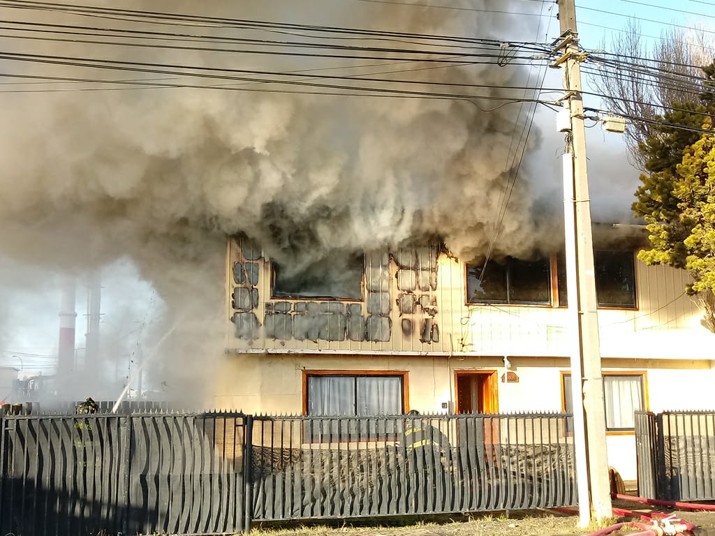 Incendio destruyó vivienda de dos pisos en avenida Bulnes