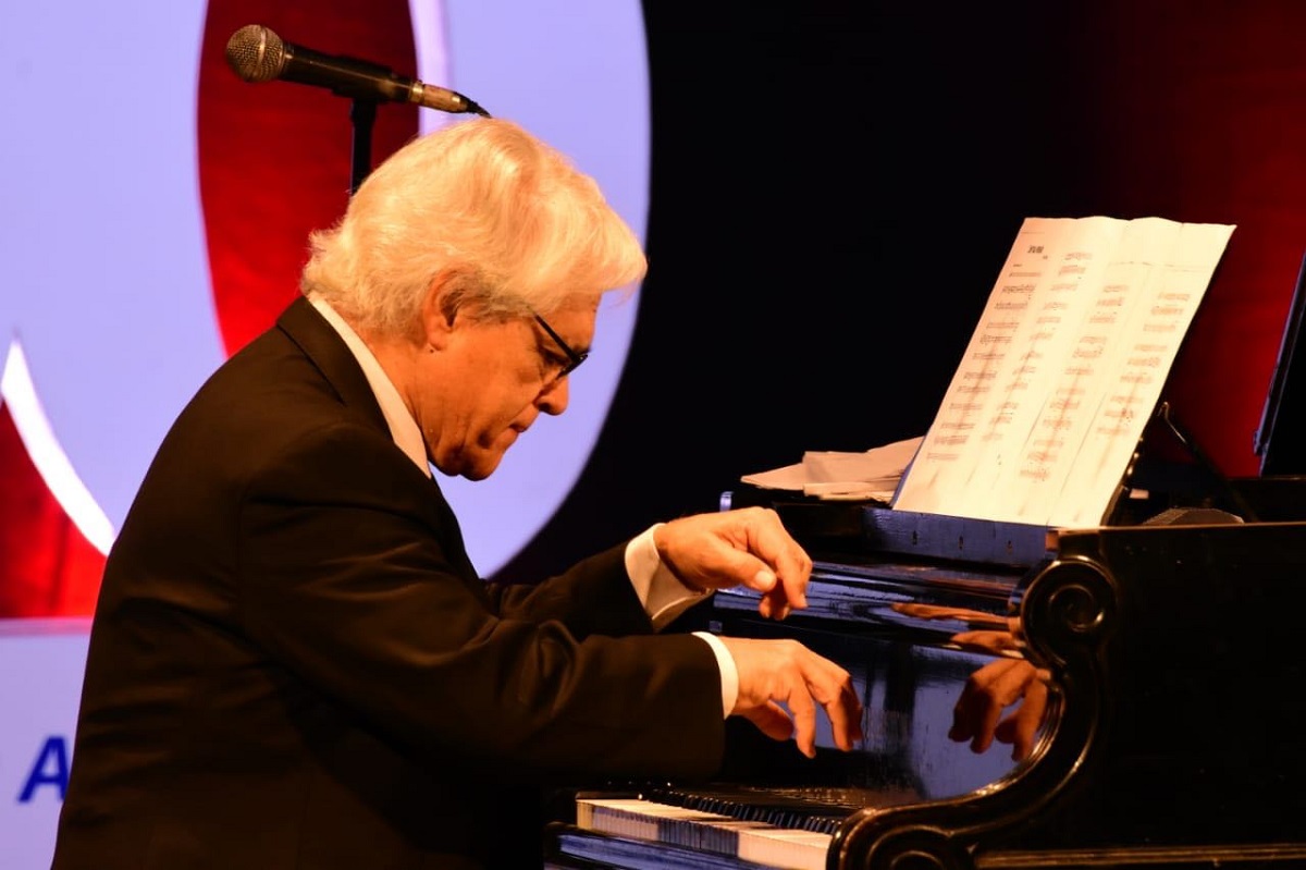 Puntarenenses repletaron el Teatro Municipal en presentación de Roberto Bravo
