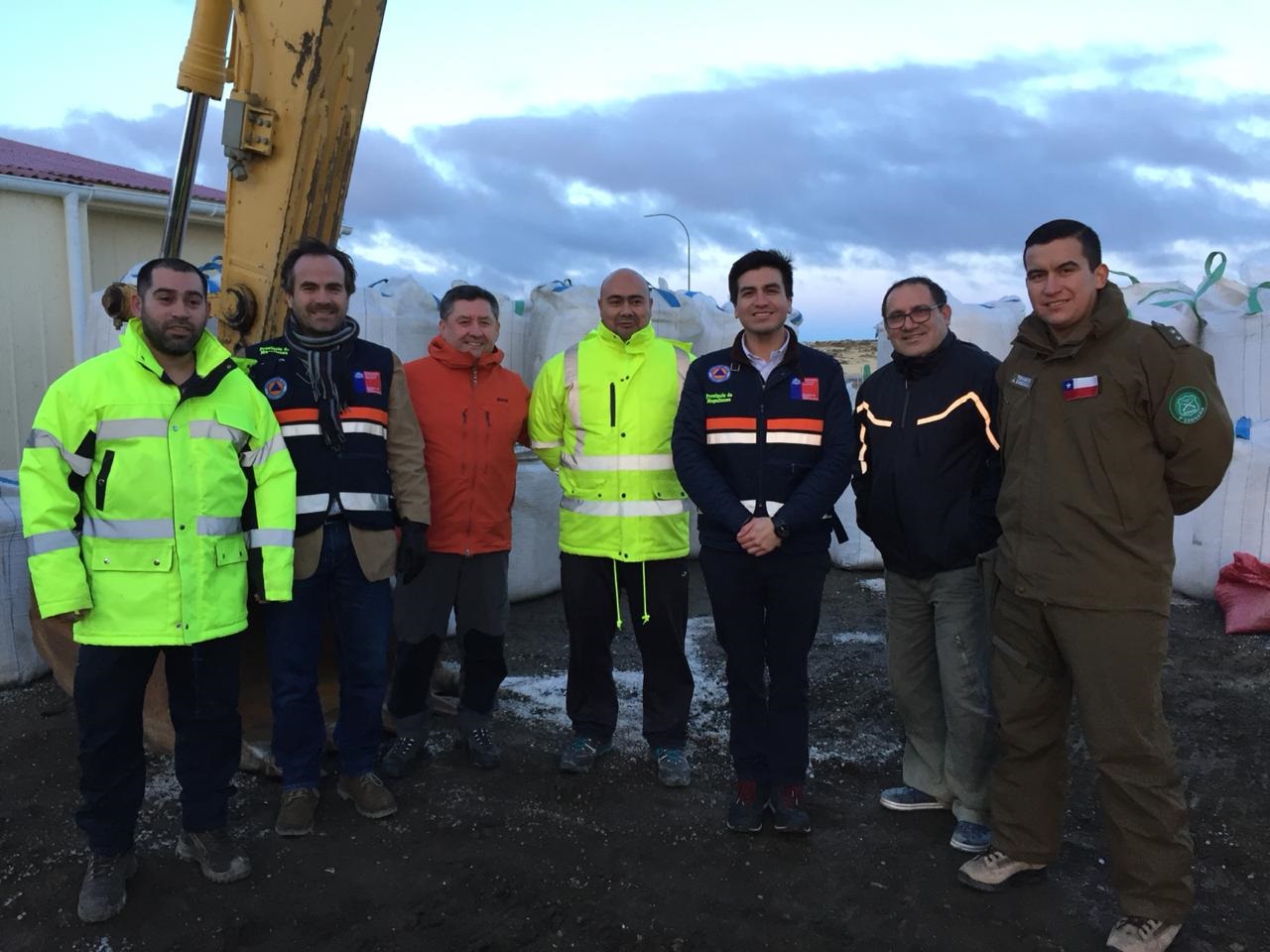 Gobernador de Magallanes Nicolás Cogler inspecciona estado de la ruta a Monte Aymond