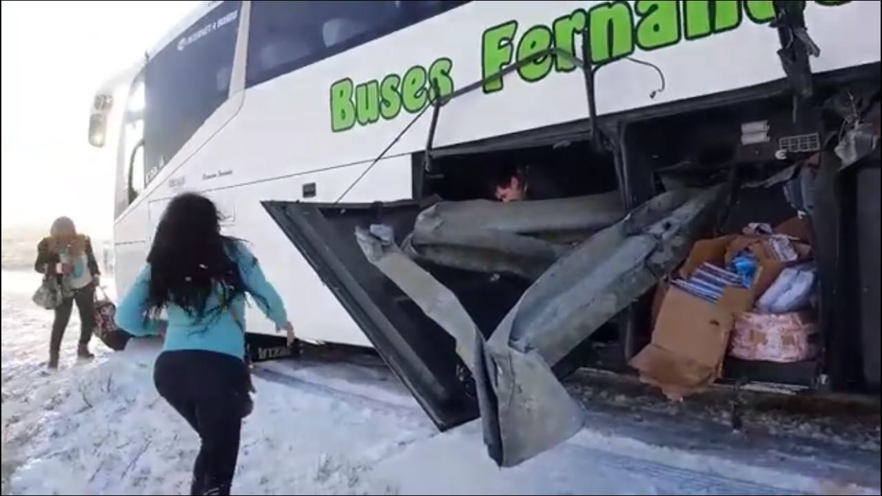 Accidente con solo daños materiales sufrió un bus Fernandez en la ruta Punta Arenas a Natales