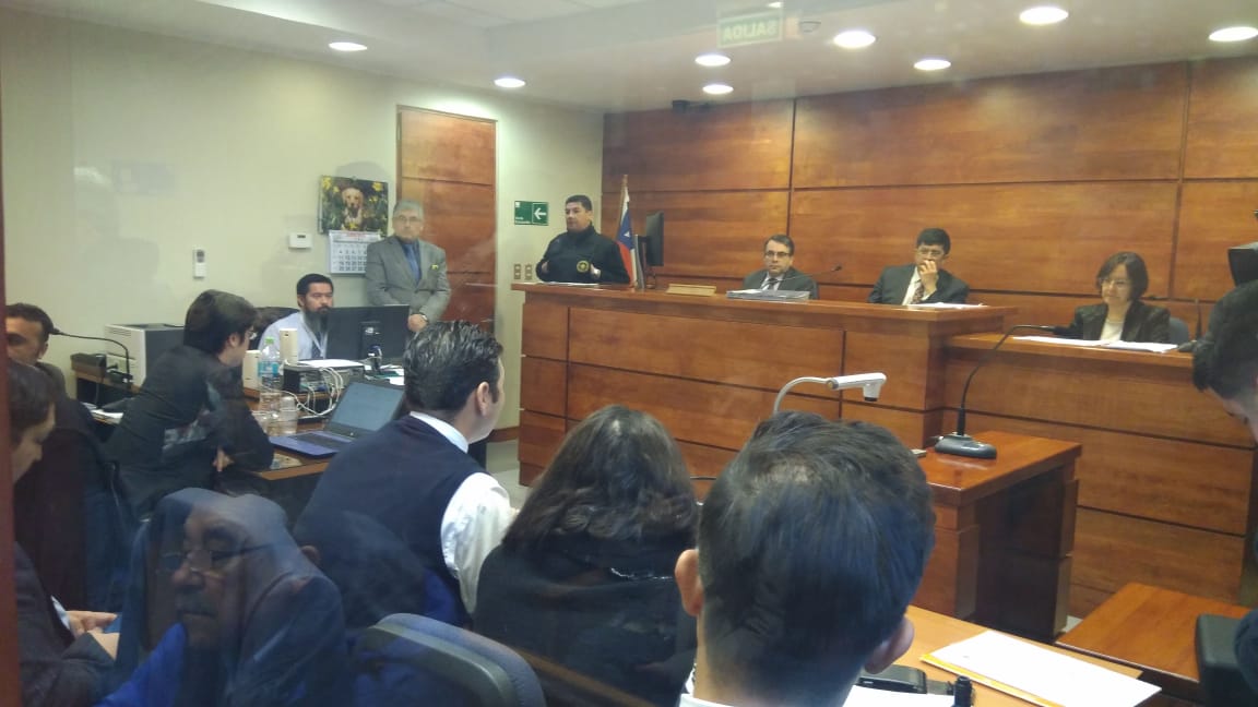 Por homicidio consumado jueces deciden condenar a uno de los ex Carabineros y absolver al otro. Padre de Gonzalo Muñoz dijo que nunca quedará conforme tras perder a su hijo