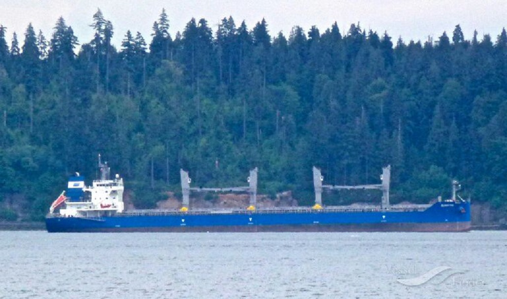 Buque de la Armada de Chile auxilia a un barco portugués en la angostura Inglesa