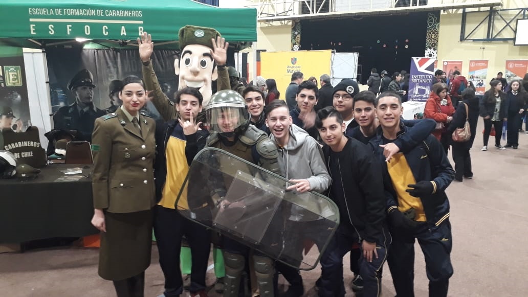 Carabineros presente en la Feria Universitaria del Colegio Británico de Punta Arenas